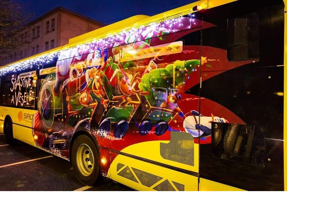 FOTO: Vianočný autobus aký nikde inde neuvidíte. Za jeho volantom sedí Mikuláš a tá výzdoba, foto 10