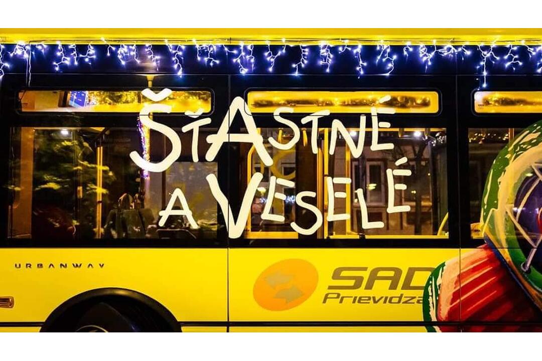 FOTO: Vianočný autobus aký nikde inde neuvidíte. Za jeho volantom sedí Mikuláš a tá výzdoba, foto 11