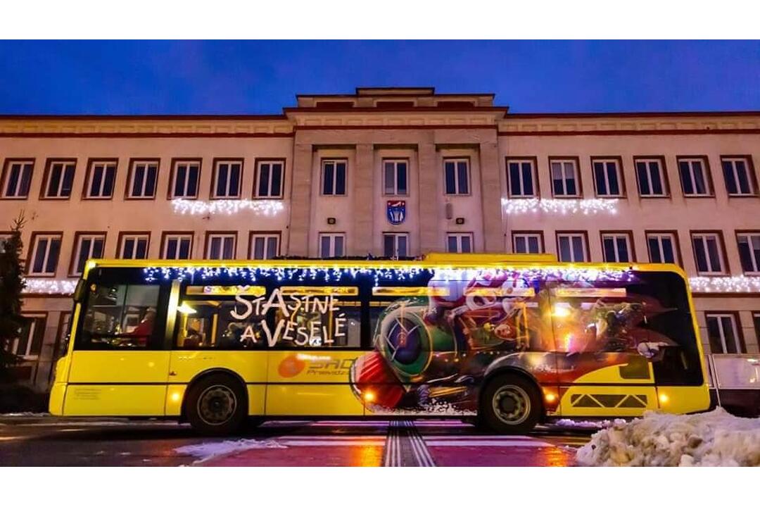 FOTO: Vianočný autobus aký nikde inde neuvidíte. Za jeho volantom sedí Mikuláš a tá výzdoba, foto 12