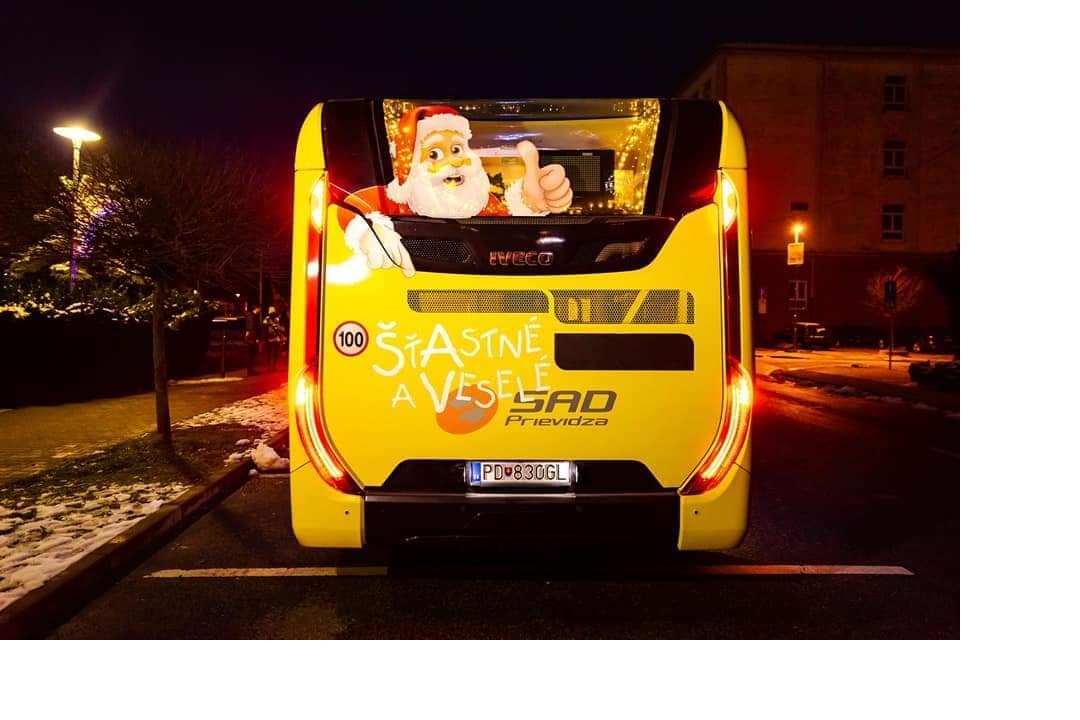 FOTO: Vianočný autobus aký nikde inde neuvidíte. Za jeho volantom sedí Mikuláš a tá výzdoba, foto 13