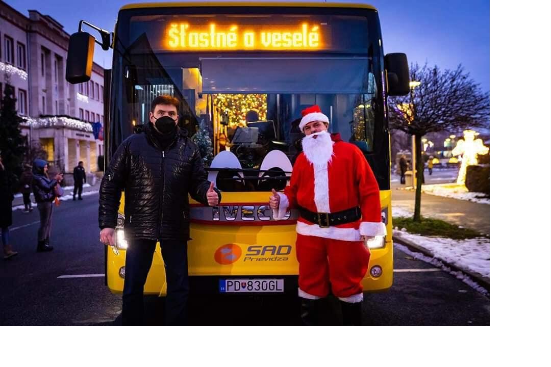 FOTO: Vianočný autobus aký nikde inde neuvidíte. Za jeho volantom sedí Mikuláš a tá výzdoba, foto 14