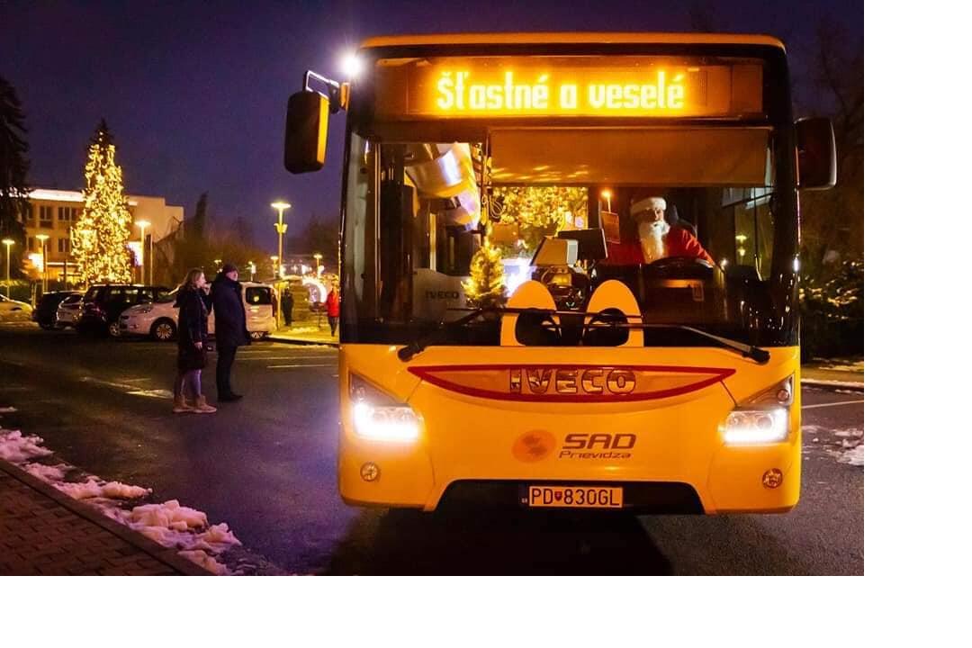 FOTO: Vianočný autobus aký nikde inde neuvidíte. Za jeho volantom sedí Mikuláš a tá výzdoba, foto 15