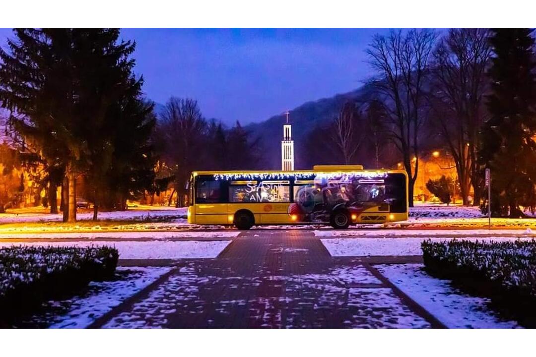 FOTO: Vianočný autobus aký nikde inde neuvidíte. Za jeho volantom sedí Mikuláš a tá výzdoba, foto 16