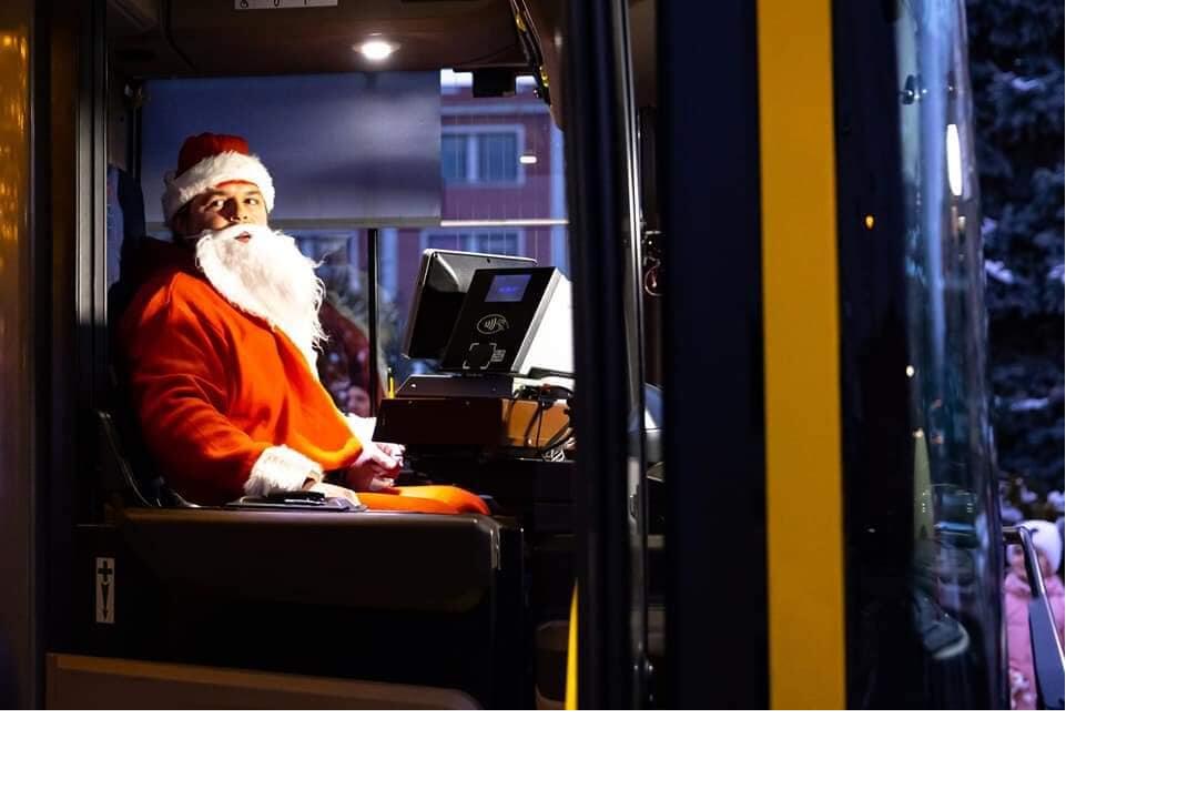 FOTO: Vianočný autobus aký nikde inde neuvidíte. Za jeho volantom sedí Mikuláš a tá výzdoba, foto 17