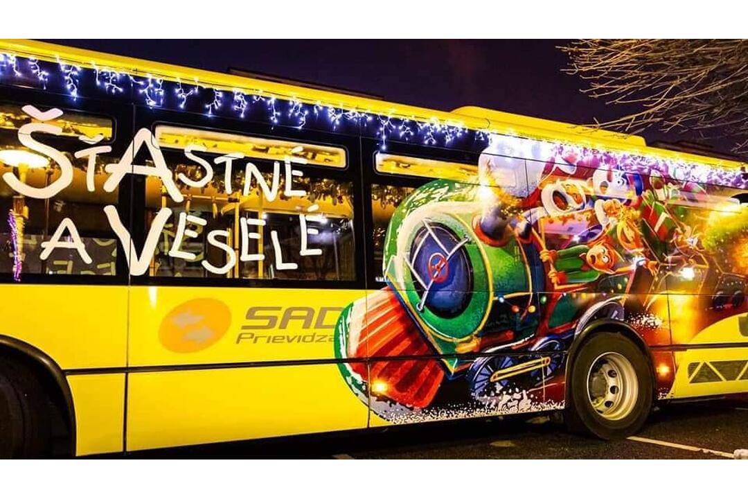 FOTO: Vianočný autobus aký nikde inde neuvidíte. Za jeho volantom sedí Mikuláš a tá výzdoba, foto 18