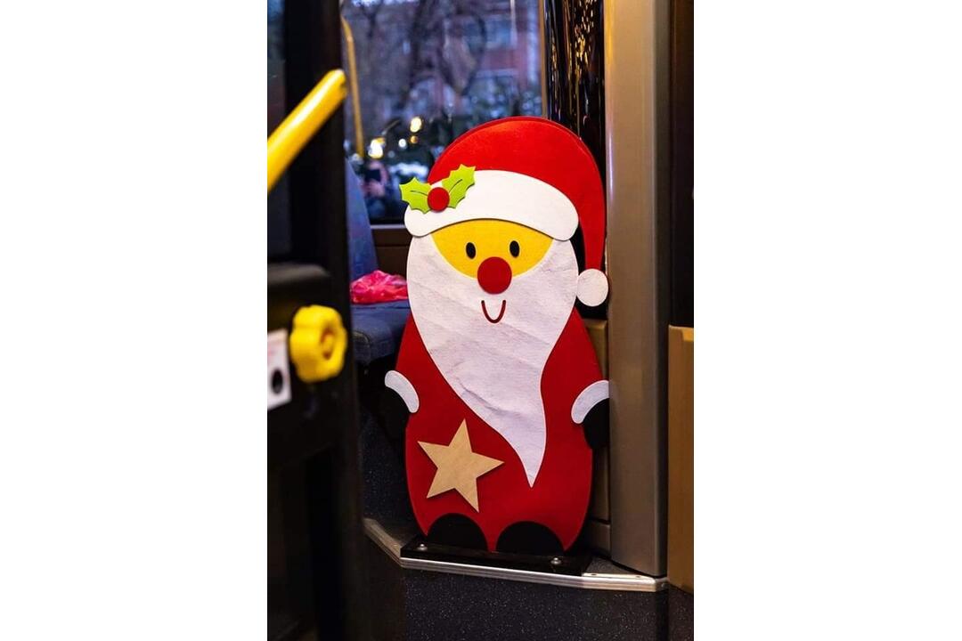 FOTO: Vianočný autobus aký nikde inde neuvidíte. Za jeho volantom sedí Mikuláš a tá výzdoba, foto 19