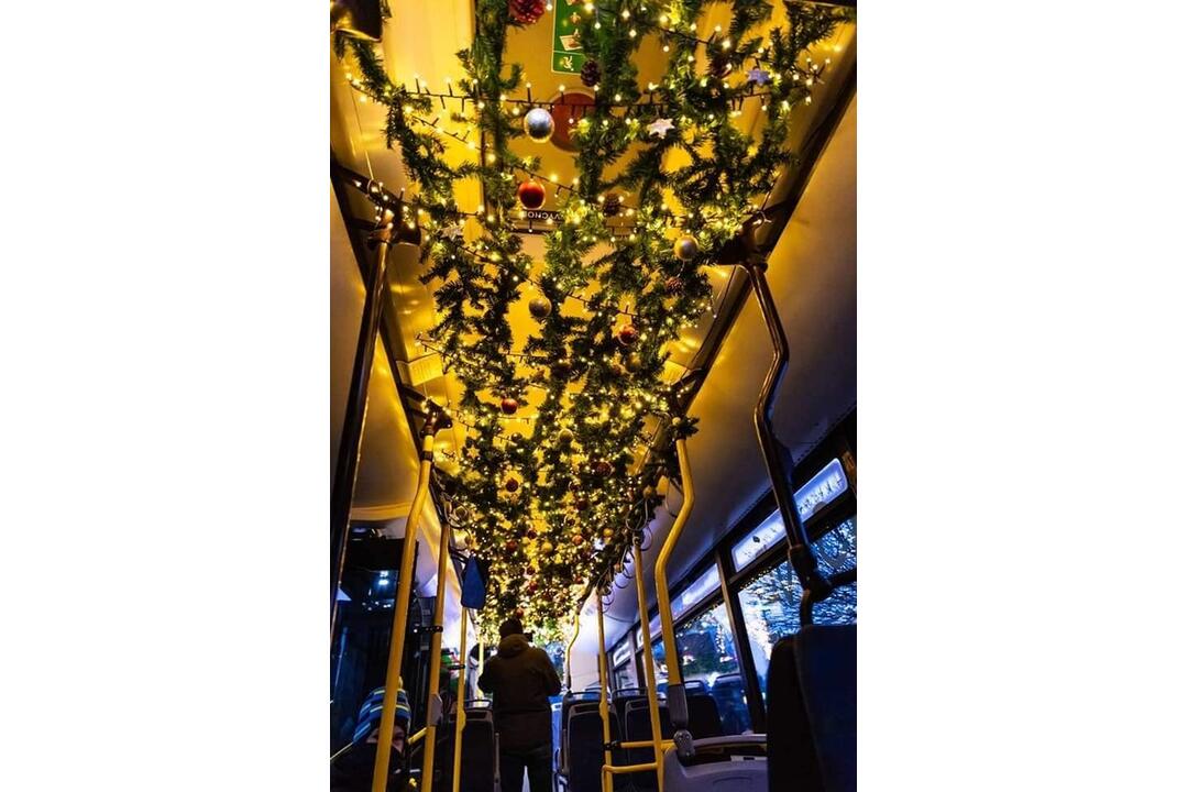 FOTO: Vianočný autobus aký nikde inde neuvidíte. Za jeho volantom sedí Mikuláš a tá výzdoba, foto 20