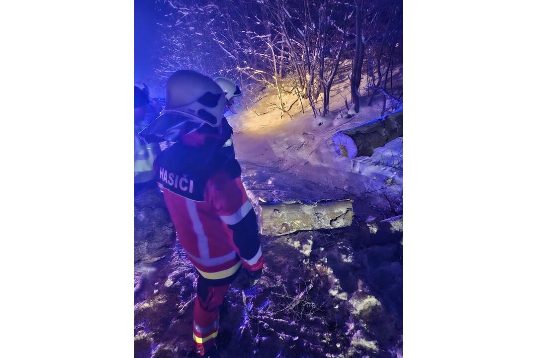 FOTO: Spadnutý strom uväznil niekoľko ľudí na ceste z Veľkej Javoriny. Vyslobodiť ich museli hasiči, foto 3
