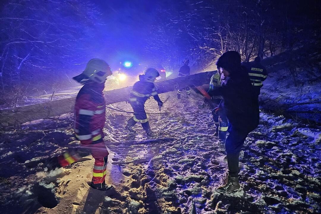 FOTO: Spadnutý strom uväznil niekoľko ľudí na ceste z Veľkej Javoriny. Vyslobodiť ich museli hasiči, foto 4