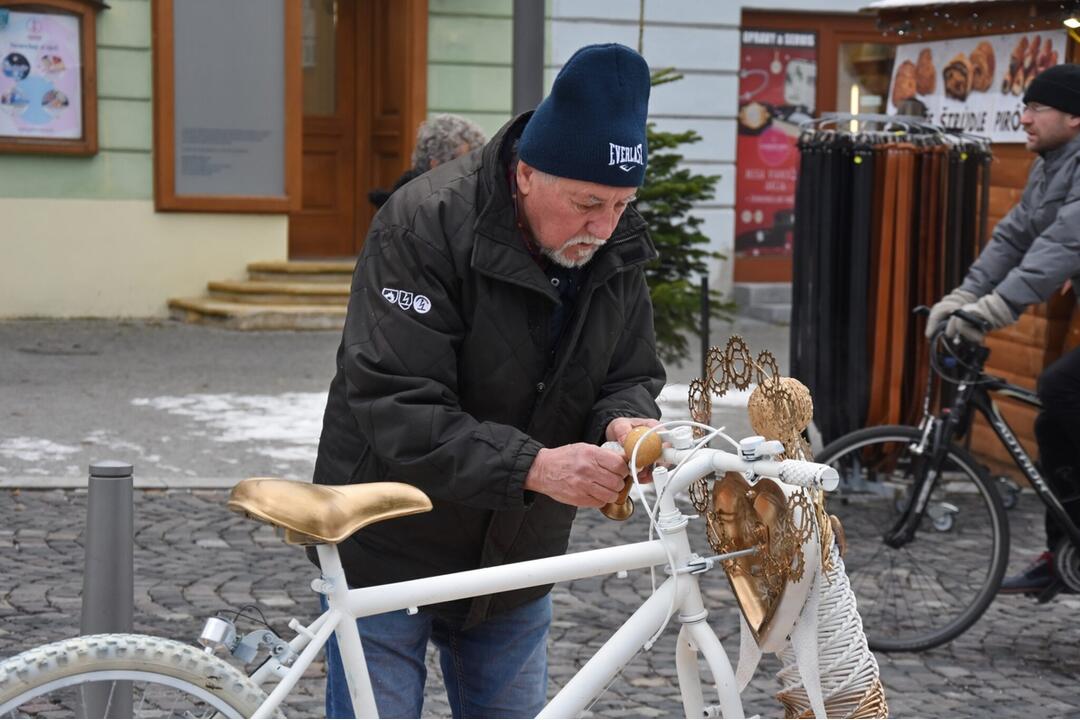 FOTO: Anjelsky bicykel zdobí Vianočné trhy v Trenčíne, foto 1