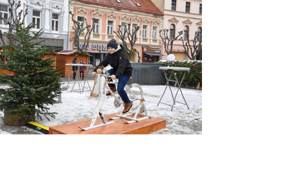 FOTO: Anjelsky bicykel zdobí Vianočné trhy v Trenčíne, foto 3