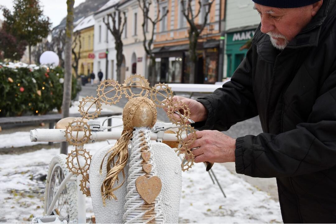 FOTO: Anjelsky bicykel zdobí Vianočné trhy v Trenčíne, foto 2