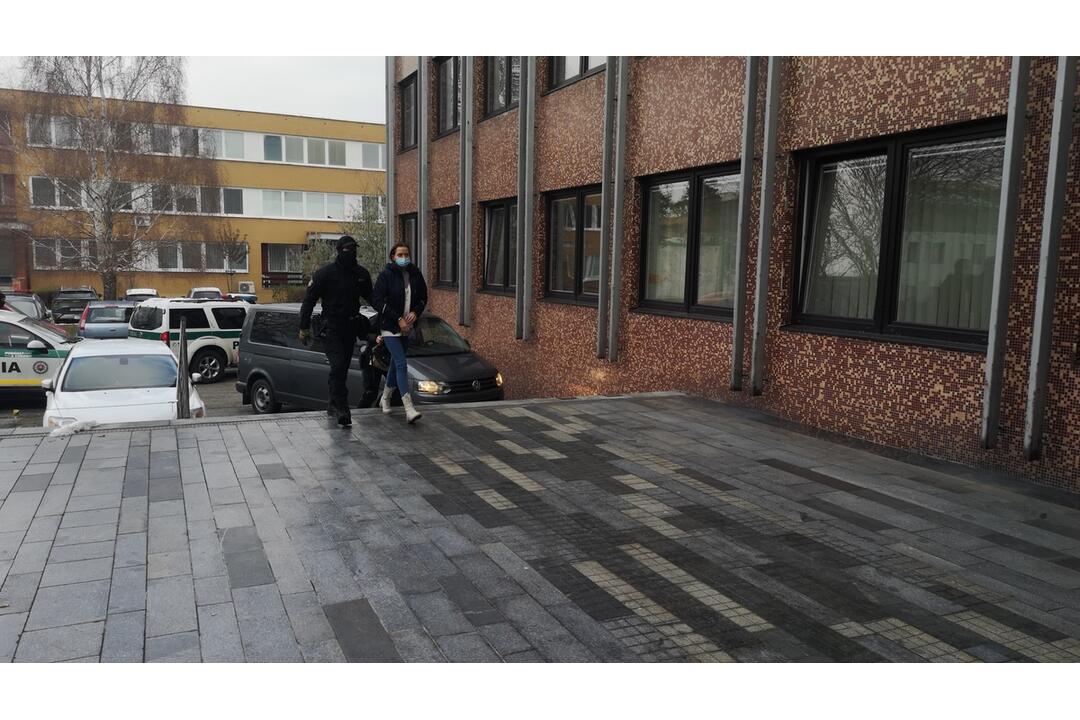 FOTO: Veľká razia na Považí. V rukách policajtov skončilo 13 ľudí, medzi nimi aj známy mafián z 90. rokov, foto 1