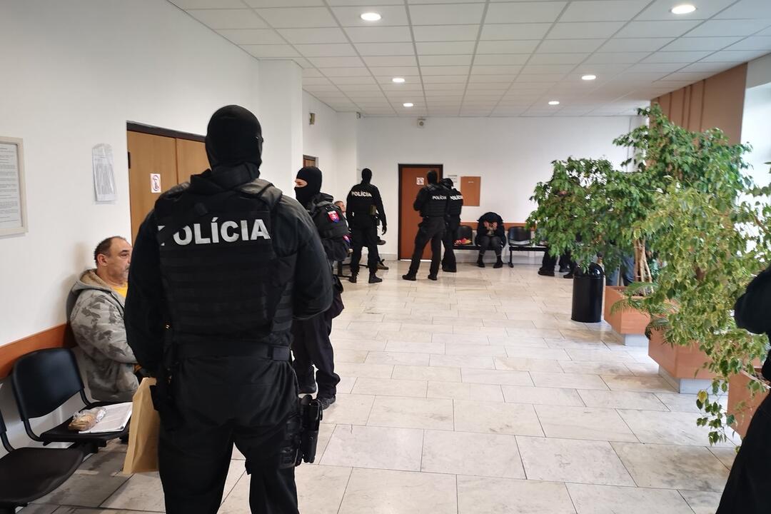 FOTO: Veľká razia na Považí. V rukách policajtov skončilo 13 ľudí, medzi nimi aj známy mafián z 90. rokov, foto 3