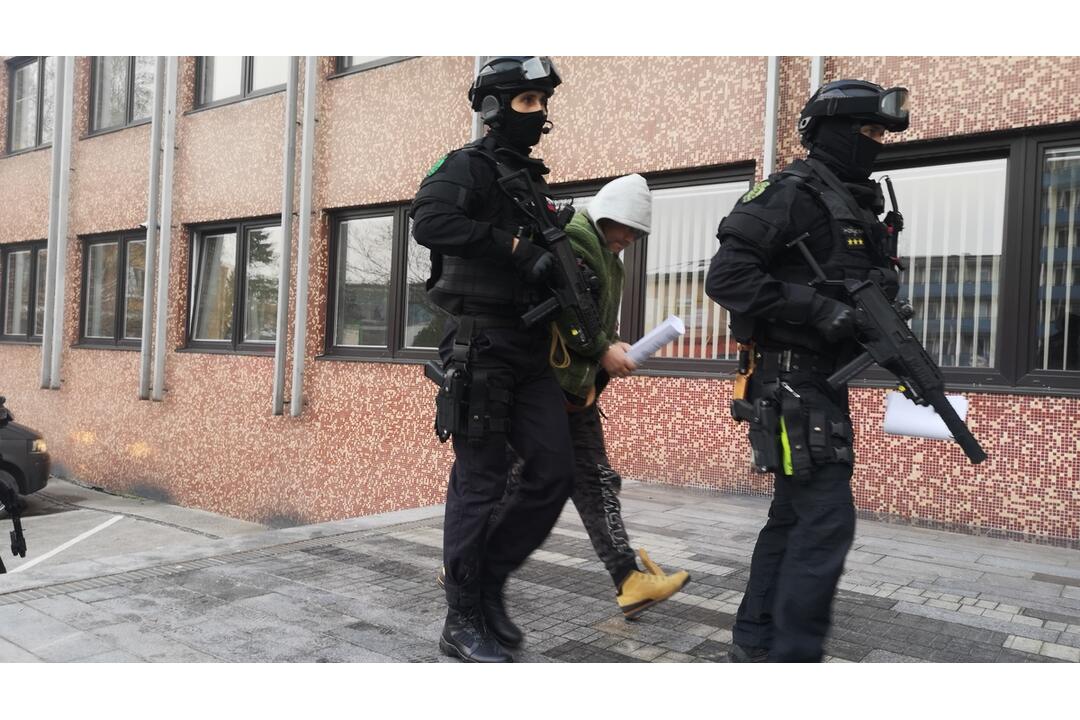 FOTO: Veľká razia na Považí. V rukách policajtov skončilo 13 ľudí, medzi nimi aj známy mafián z 90. rokov, foto 5