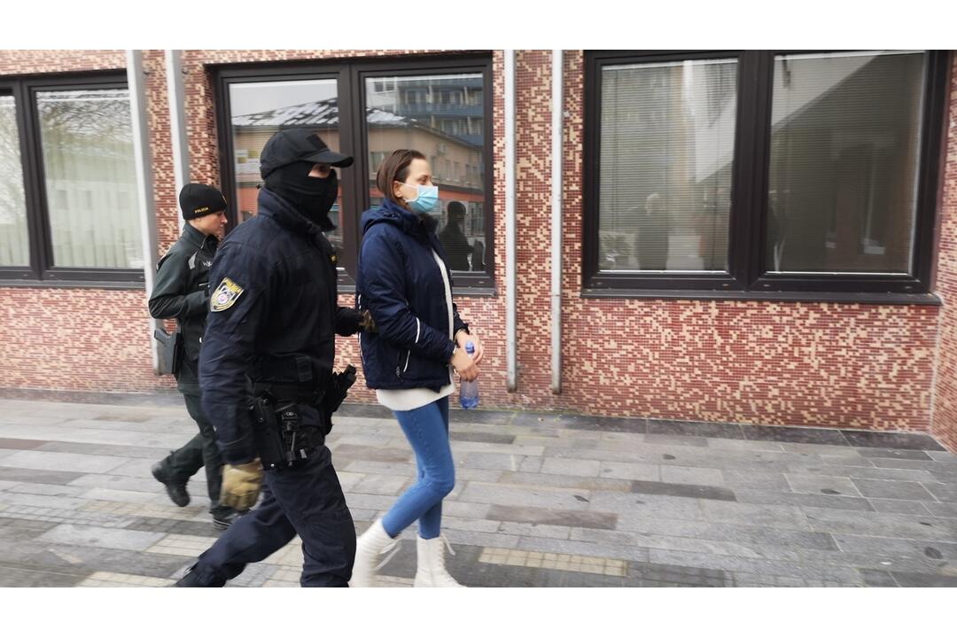 FOTO: Veľká razia na Považí. V rukách policajtov skončilo 13 ľudí, medzi nimi aj známy mafián z 90. rokov, foto 7