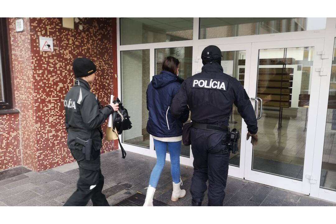 FOTO: Veľká razia na Považí. V rukách policajtov skončilo 13 ľudí, medzi nimi aj známy mafián z 90. rokov, foto 8