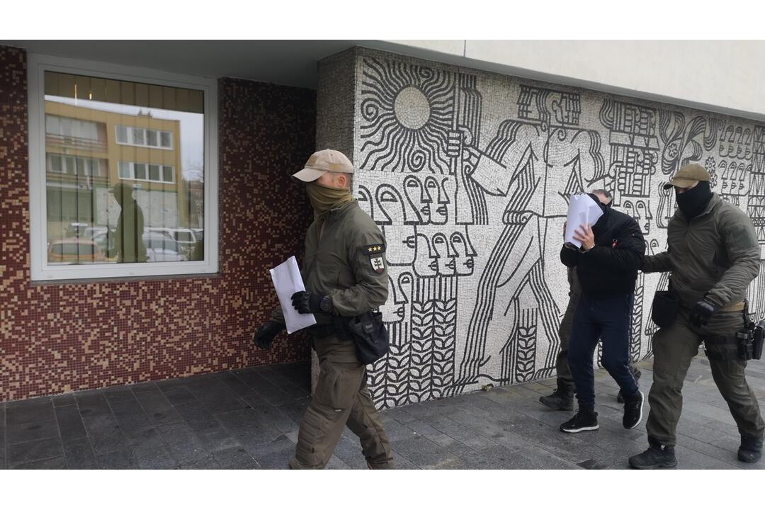 FOTO: Veľká razia na Považí. V rukách policajtov skončilo 13 ľudí, medzi nimi aj známy mafián z 90. rokov, foto 9