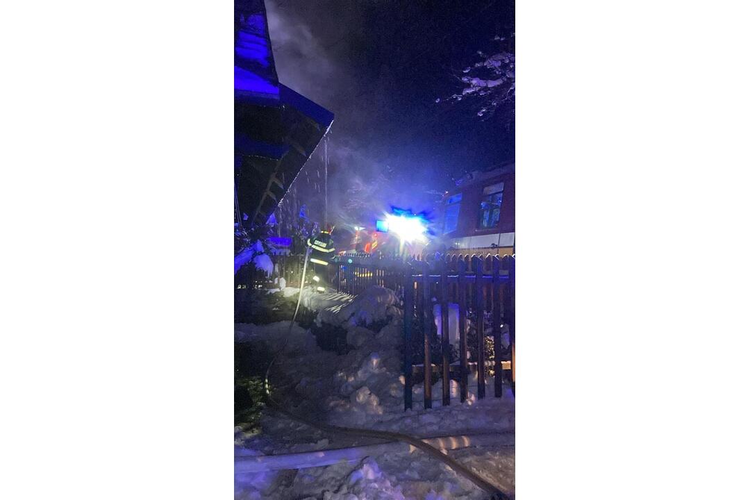FOTO: Drevenicu v Hornej Marikovej zachvátili plamene. Hasiči ju zachránili v poslednej chvíli, foto 2