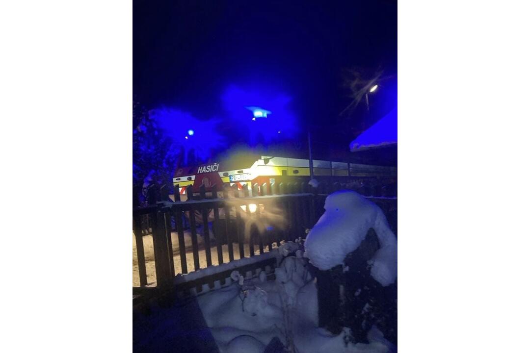 FOTO: Drevenicu v Hornej Marikovej zachvátili plamene. Hasiči ju zachránili v poslednej chvíli, foto 5