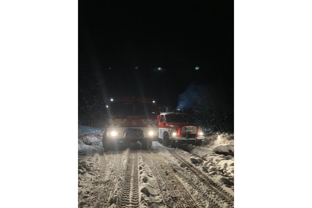 FOTO: Drevenicu v Hornej Marikovej zachvátili plamene. Hasiči ju zachránili v poslednej chvíli, foto 6