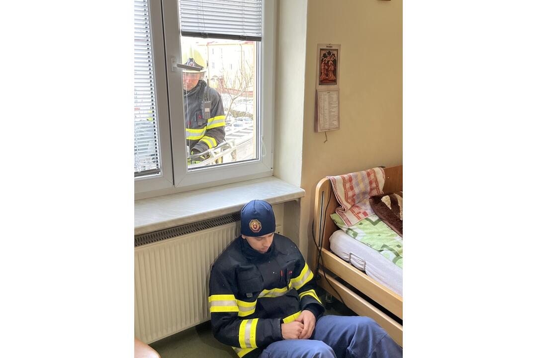 FOTO: Hasiči vyrazili na cvičenie. Najskôr sa ale museli popasovať so zle zaparkovaným autom, foto 1