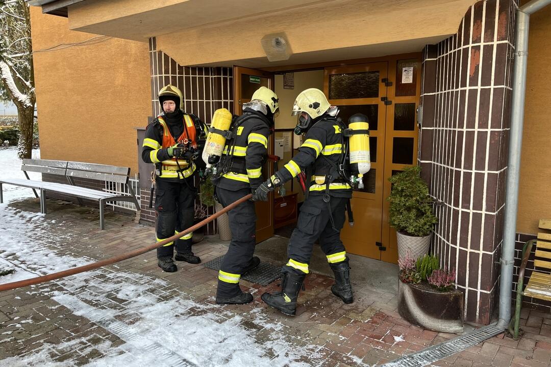 FOTO: Hasiči vyrazili na cvičenie. Najskôr sa ale museli popasovať so zle zaparkovaným autom, foto 2