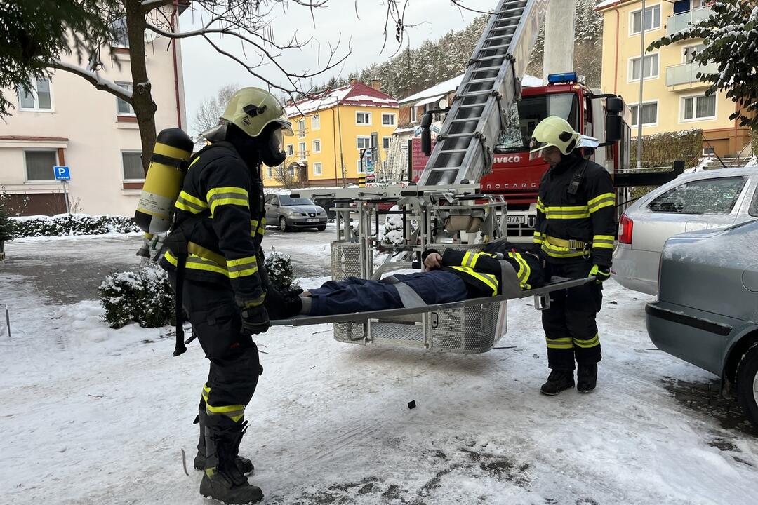 FOTO: Hasiči vyrazili na cvičenie. Najskôr sa ale museli popasovať so zle zaparkovaným autom, foto 3
