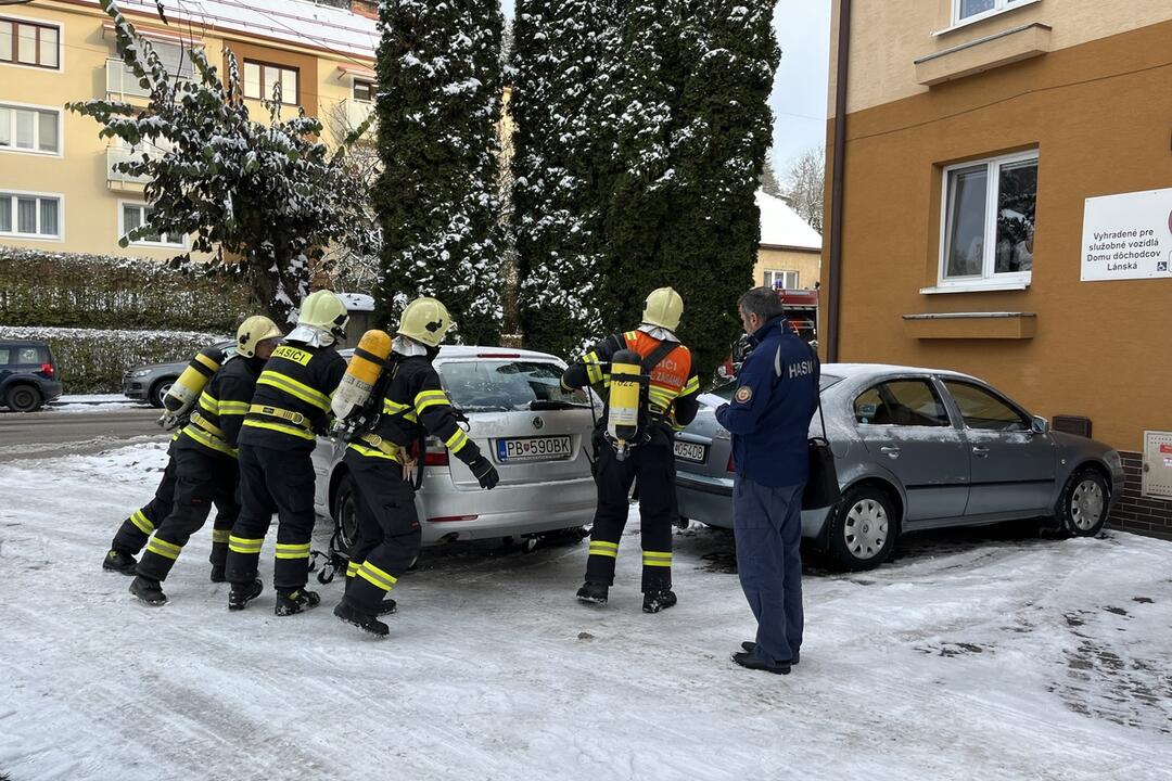 FOTO: Hasiči vyrazili na cvičenie. Najskôr sa ale museli popasovať so zle zaparkovaným autom, foto 4