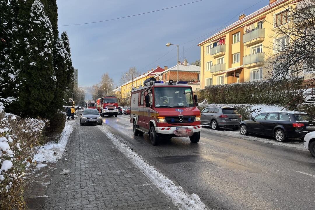FOTO: Hasiči vyrazili na cvičenie. Najskôr sa ale museli popasovať so zle zaparkovaným autom, foto 5