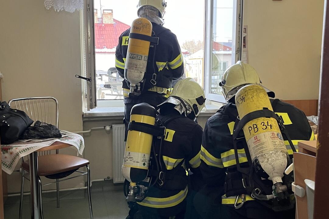 FOTO: Hasiči vyrazili na cvičenie. Najskôr sa ale museli popasovať so zle zaparkovaným autom, foto 6