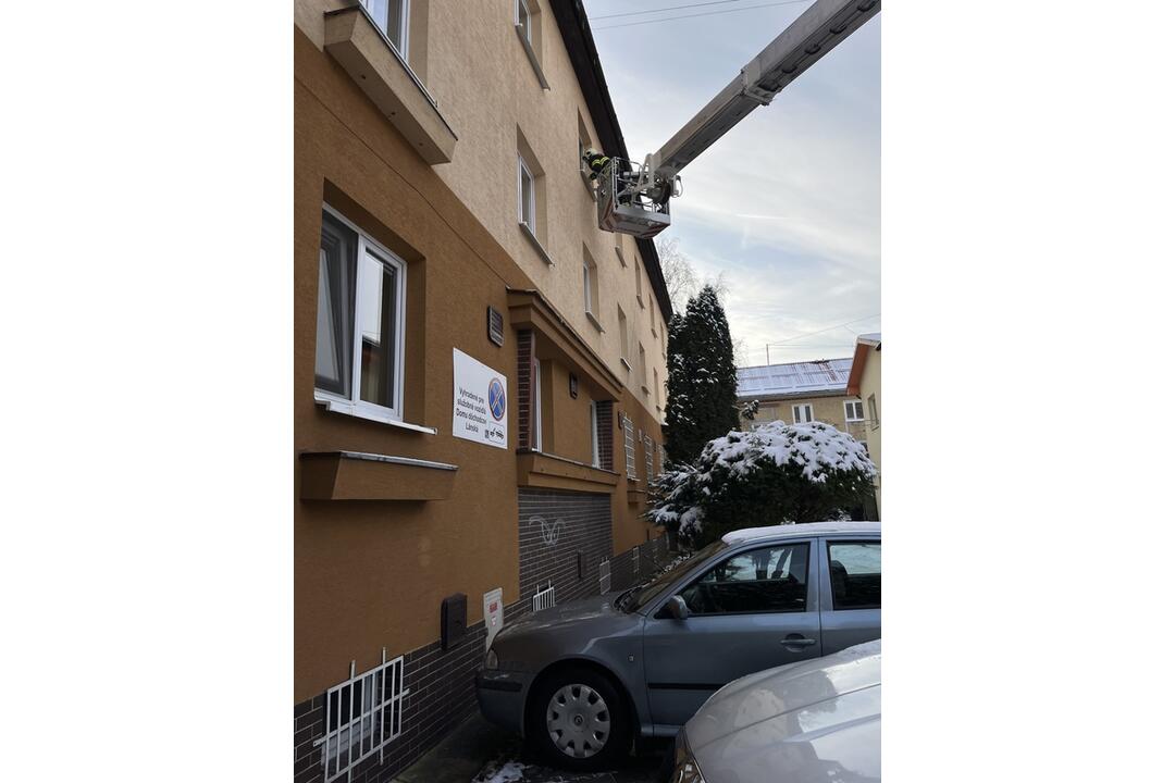 FOTO: Hasiči vyrazili na cvičenie. Najskôr sa ale museli popasovať so zle zaparkovaným autom, foto 7