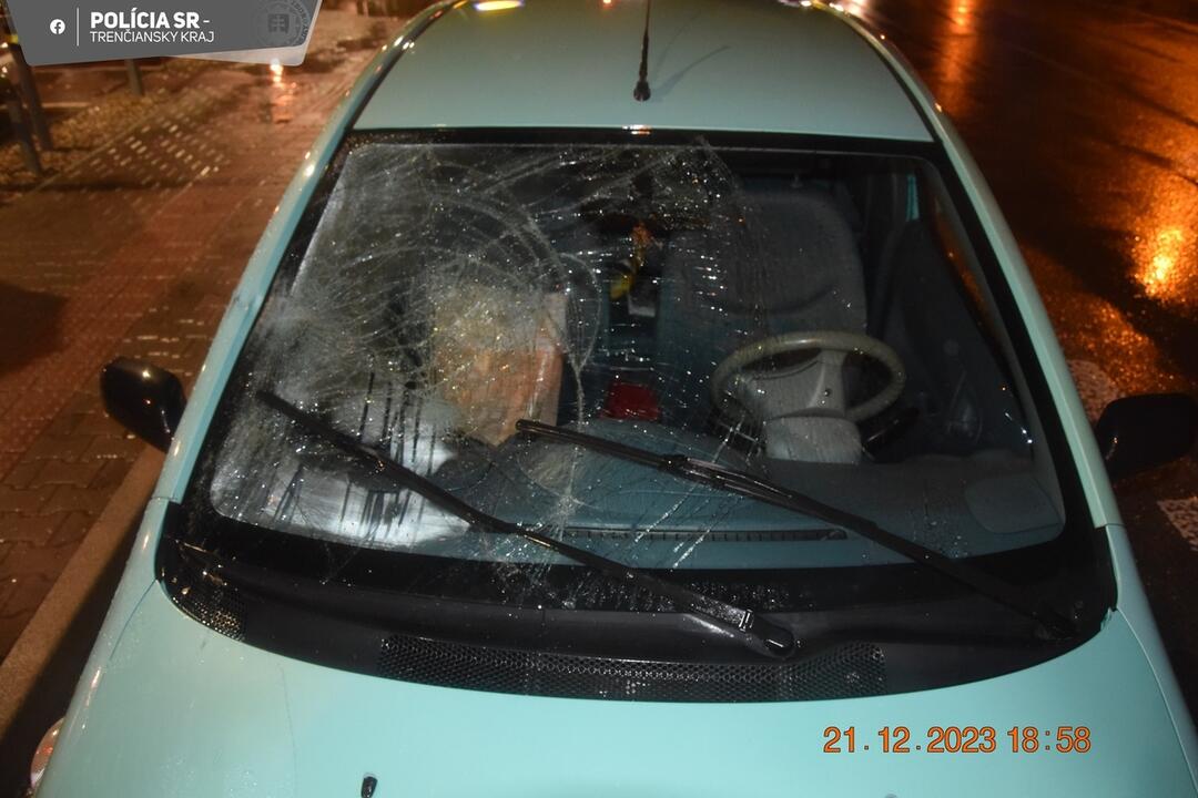 FOTO: Na priechode pre chodcov v Trenčíne došlo ku kolízii, foto 1