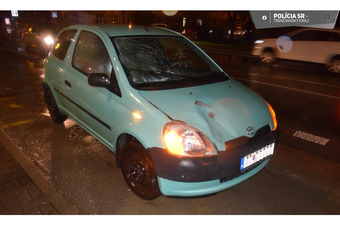 FOTO: Na priechode pre chodcov v Trenčíne došlo ku kolízii, foto 2