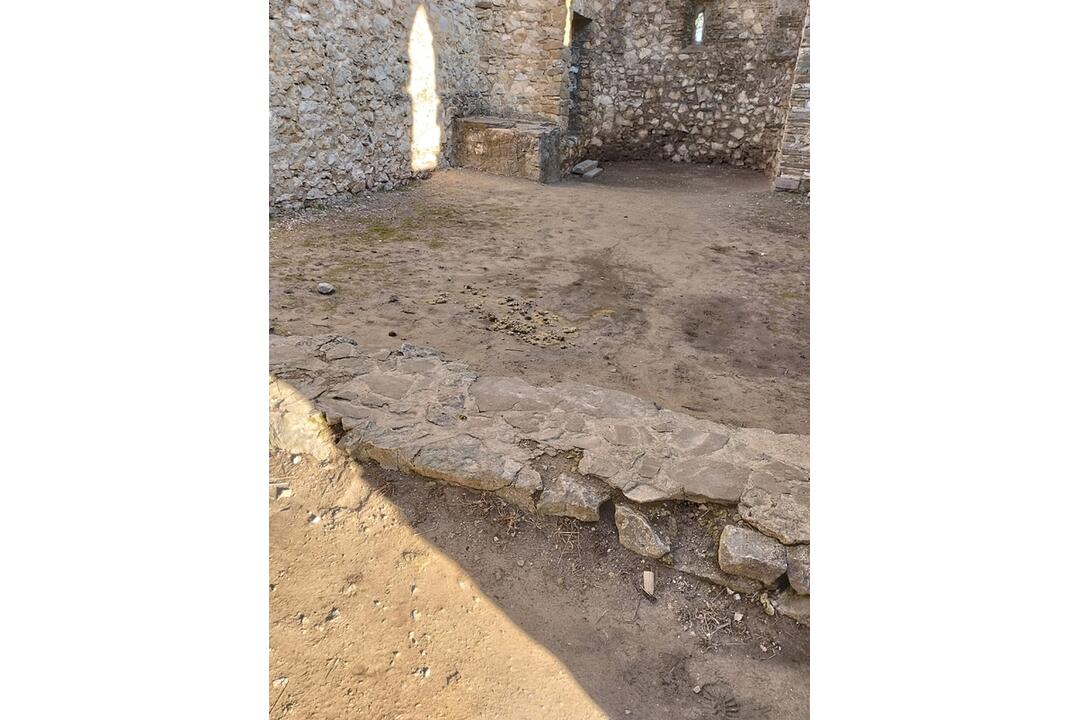 FOTO: Neuveriteľná drzosť. Do kultúrnej pamiatky nacválal na koňovi a zanechal tam po sebe hotovú spúšť, foto 1