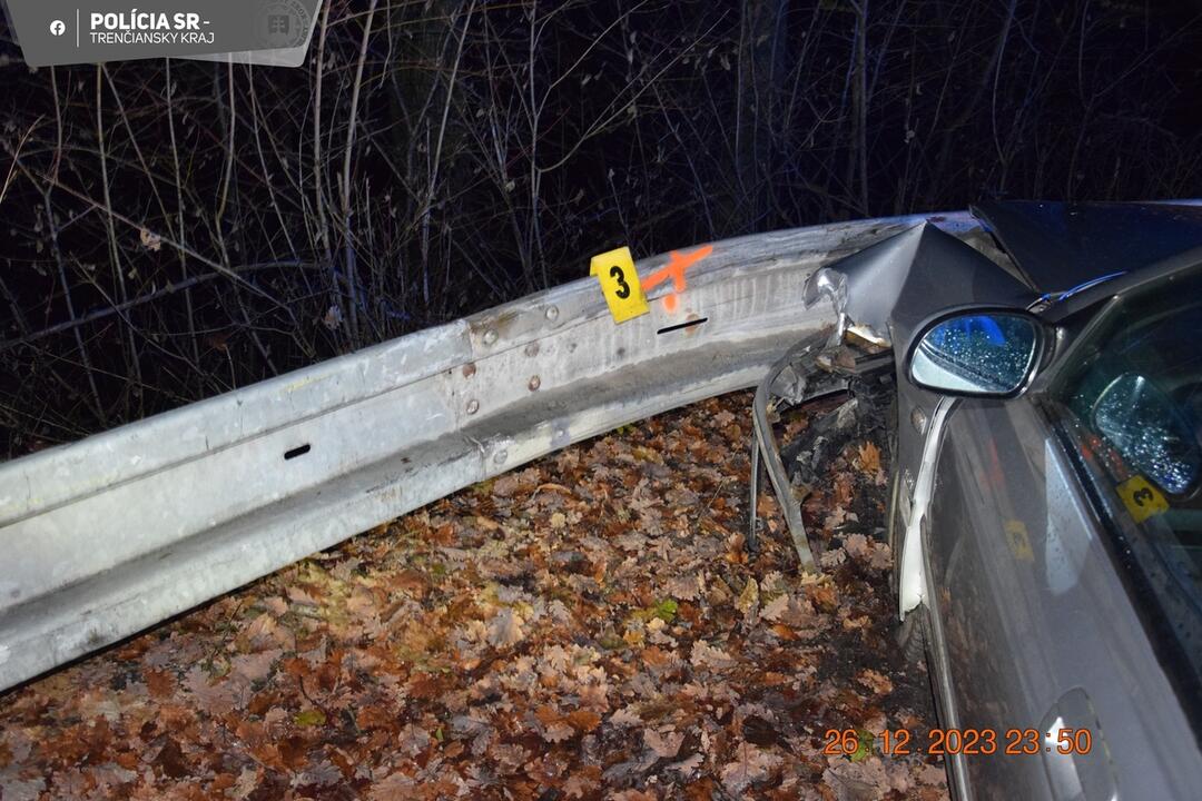 FOTO: Muž pri Prievidzi narazil do zvodidiel a z miesta nehody odišiel, foto 3