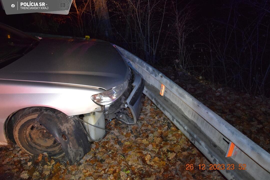 FOTO: Muž pri Prievidzi narazil do zvodidiel a z miesta nehody odišiel, foto 1