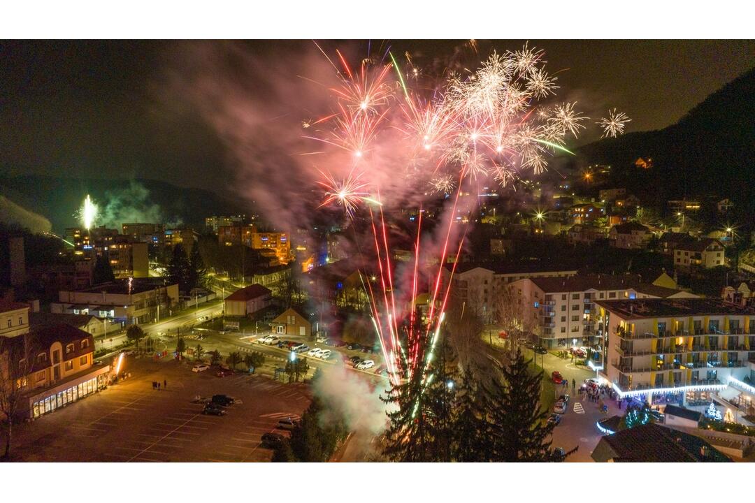 FOTO: Dychberúce zábery silvestrovských osláv. Takto vítali Nový rok v kúpeľnom meste na Považí, foto 1