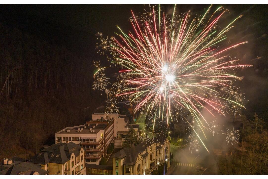 FOTO: Dychberúce zábery silvestrovských osláv. Takto vítali Nový rok v kúpeľnom meste na Považí, foto 3