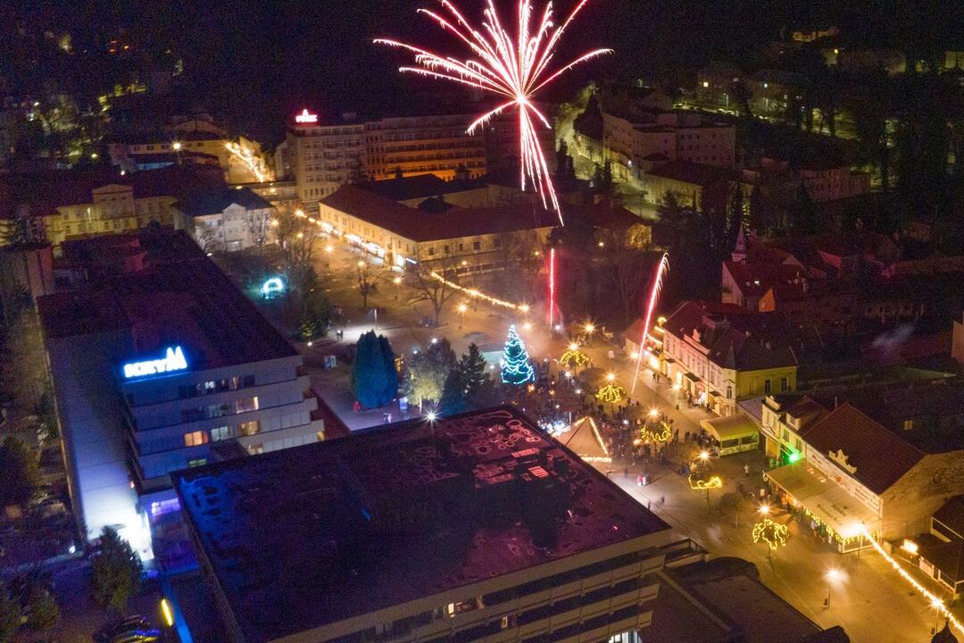 FOTO: Dychberúce zábery silvestrovských osláv. Takto vítali Nový rok v kúpeľnom meste na Považí, foto 4