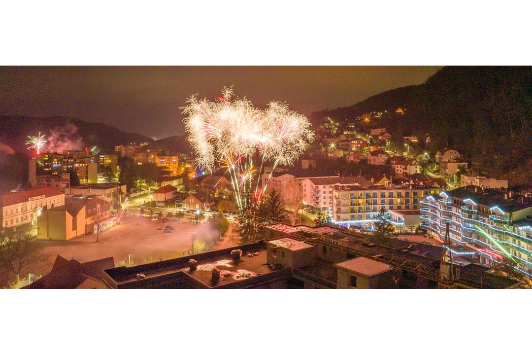 FOTO: Dychberúce zábery silvestrovských osláv. Takto vítali Nový rok v kúpeľnom meste na Považí, foto 5