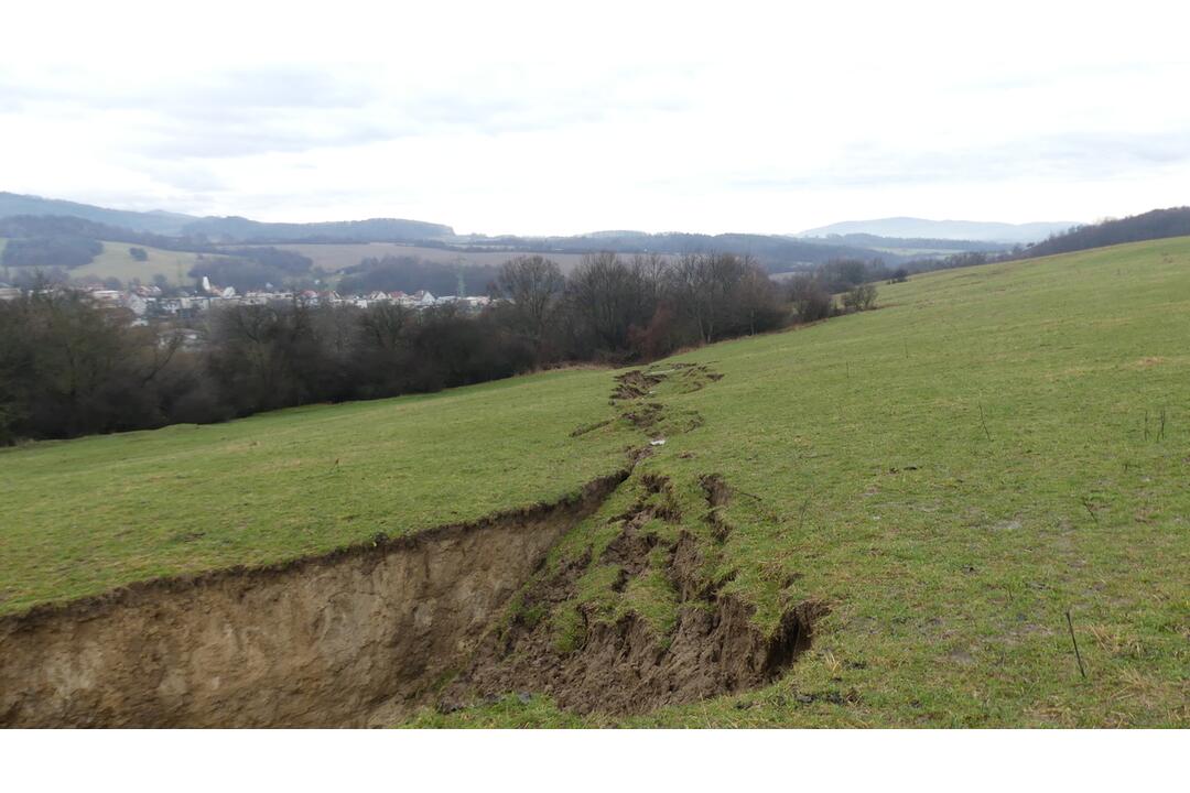 FOTO: Na hornej Nitre sa hýbala zem. Zostal tam desiatky metrov dlhý kráter ako na Mesiaci, foto 1