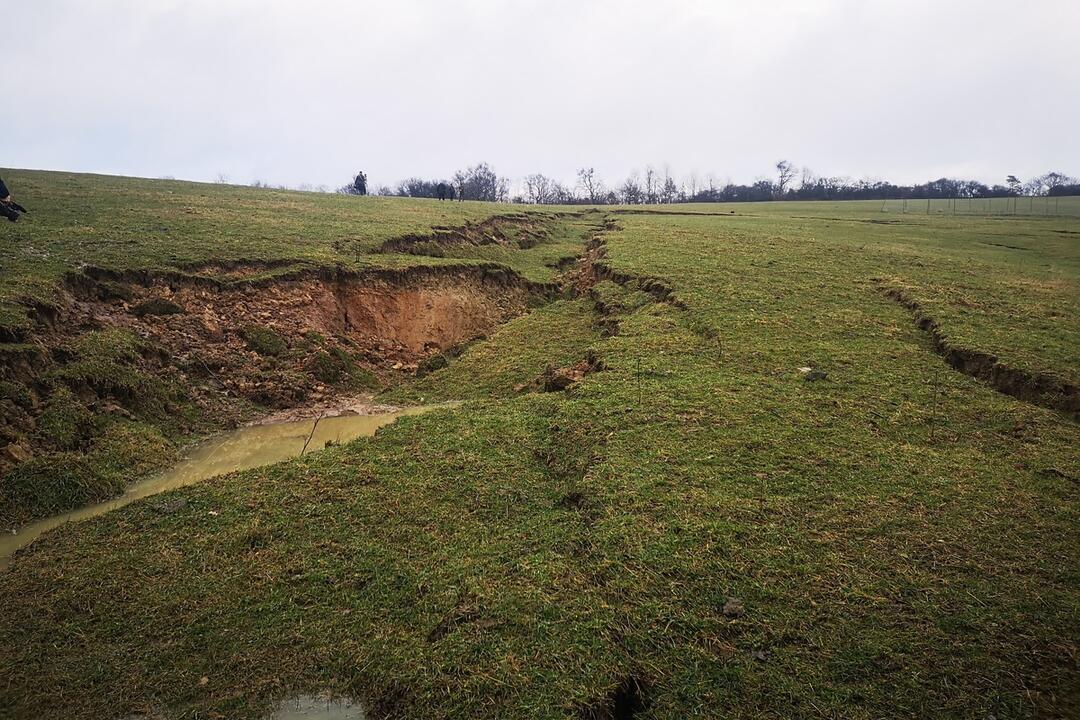 FOTO: Na hornej Nitre sa hýbala zem. Zostal tam desiatky metrov dlhý kráter ako na Mesiaci, foto 2