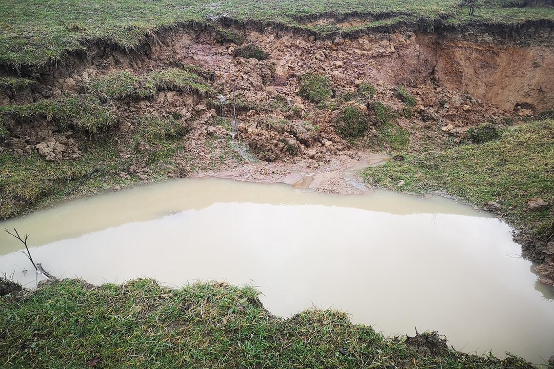 FOTO: Na hornej Nitre sa hýbala zem. Zostal tam desiatky metrov dlhý kráter ako na Mesiaci, foto 3