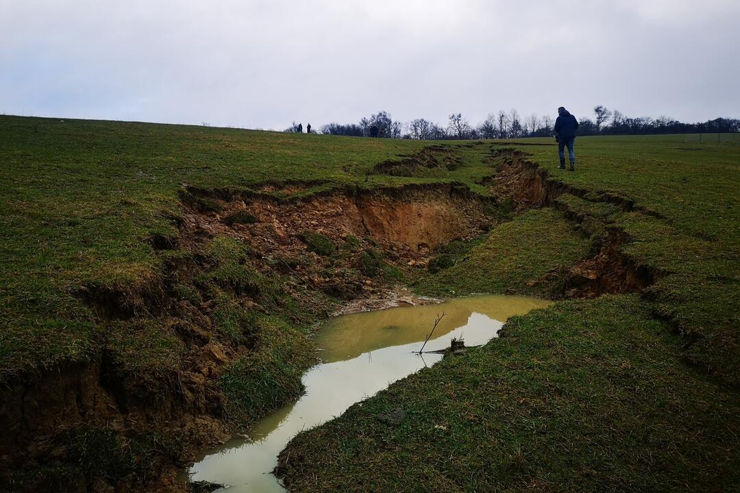 FOTO: Na hornej Nitre sa hýbala zem. Zostal tam desiatky metrov dlhý kráter ako na Mesiaci, foto 4
