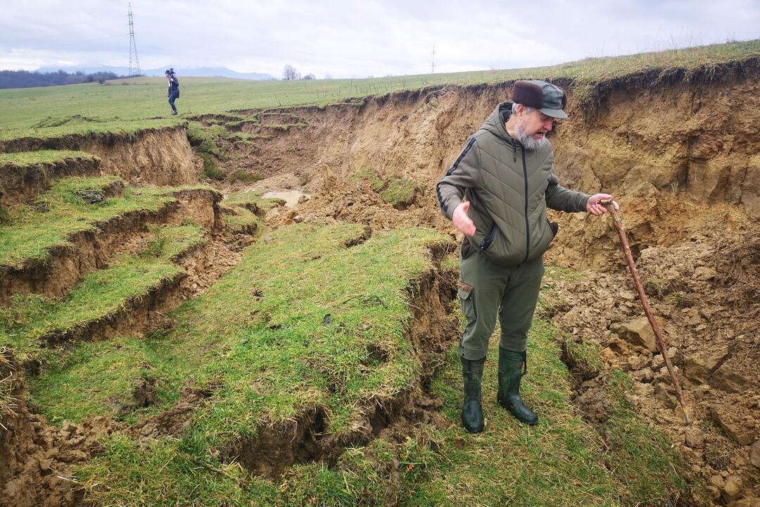 FOTO: Na hornej Nitre sa hýbala zem. Zostal tam desiatky metrov dlhý kráter ako na Mesiaci, foto 5