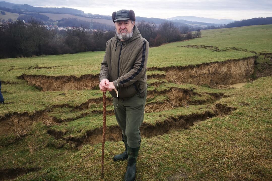 FOTO: Na hornej Nitre sa hýbala zem. Zostal tam desiatky metrov dlhý kráter ako na Mesiaci, foto 6