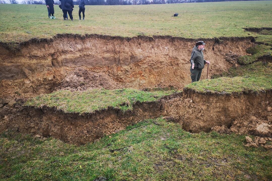 FOTO: Na hornej Nitre sa hýbala zem. Zostal tam desiatky metrov dlhý kráter ako na Mesiaci, foto 7