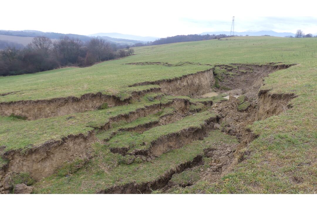 FOTO: Na hornej Nitre sa hýbala zem. Zostal tam desiatky metrov dlhý kráter ako na Mesiaci, foto 8