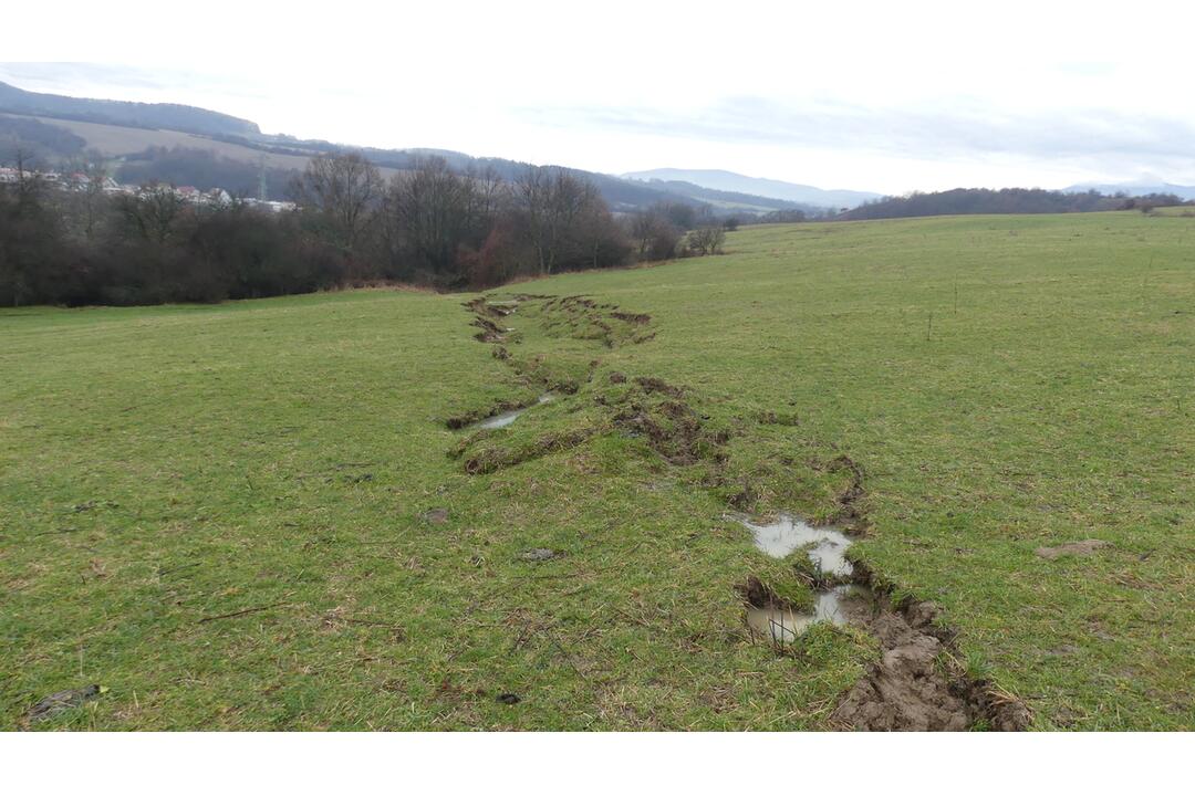 FOTO: Na hornej Nitre sa hýbala zem. Zostal tam desiatky metrov dlhý kráter ako na Mesiaci, foto 9